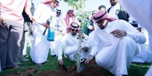 محافظ بيش يدشن زراعة 1000شجرة بالمحافظة ضمن مبادرة السعودية الخضراء