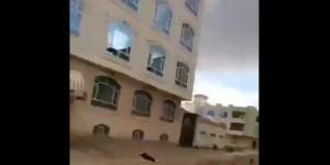 شاهد فيديو مفزع .. سقوط امرأة من الطابق السادس من احد العمائر في صنعاء