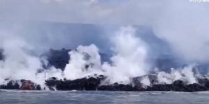 بالفيديو.. بركان "لا كومبري" في الإكوادور يلقي حممه في المحيط الهادي