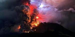 رماد بركان ثائر يغلق مطارا في إندونيسيا