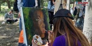 فنانون تشكيليون وموهوبون ينشرون لوحاتهم ضمن “ملتقى مدانا ألوان في حدائق جامعة البعث