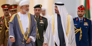 أنور قرقاش: الإمارات وعُمان ماضيتان نحو تعميق التعاون والتنسيق المشترك