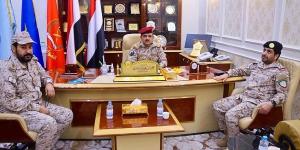 عدن.. وزير الدفاع يلتقي قائد قوات التحالف لبحث المستجدات العسكرية بجبهات القتال