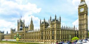 البرلمان البريطاني يقرّ قانون ترحيل المهاجرين إلى رواندا