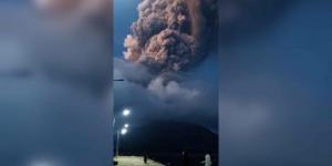 تحذيرات من تأثير ثوران بركان جبل روانغ في اندونيسا على الطقس