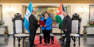 السفير الأردني الخالدي يقدم أوراق اعتماده سفيرا معتمدا غير مقيم إلى رئيسة هندوراس