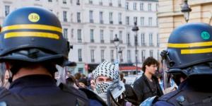 الشرطة الفرنسية تبدأ تفريق مئات الطلاب المعتصمين دعما لفلسطين