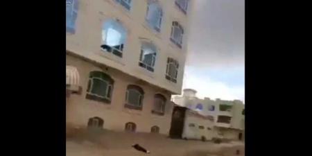 شاهد فيديو مفزع .. سقوط امرأة من الطابق السادس من احد العمائر في صنعاء