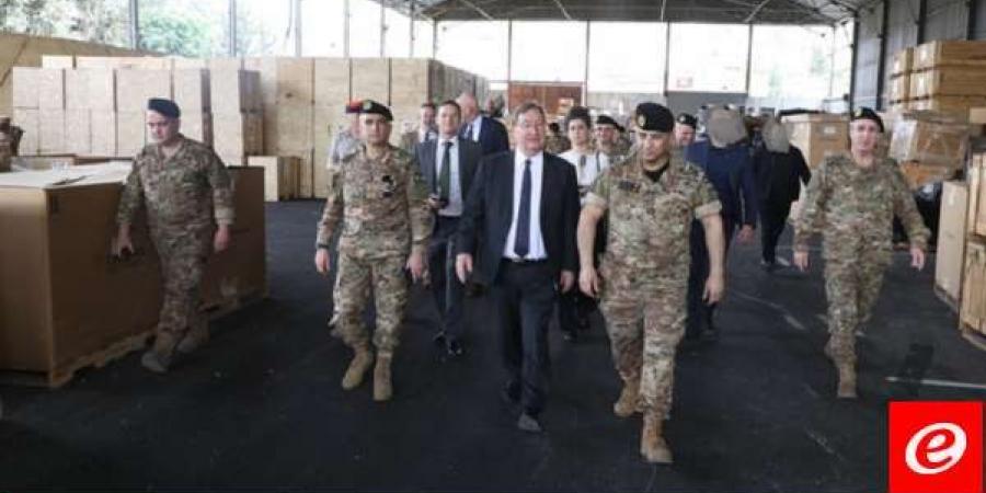 السفير البريطاني أشرف على تسليم 60 طنًا من قطع بدل للآليات والإطارات لمركبات عائدة للجيش اللبناني